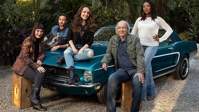 Imagem da notícia Modo Avião: Larissa Manoela precisa se desconectar no primeiro trailer do filme da Netflix