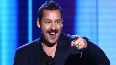 Imagem da notícia Adam Sandler faz "canção da quarentena" em homenagem à médicos e enfermeiros