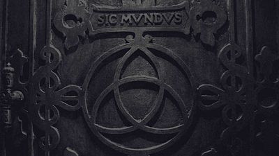 Imagem da notícia Dark: Conheça a história por trás da triquetra, importante símbolo da série