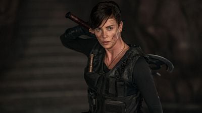 Imagem da notícia The Old Guard: Charlize Theron exalta a complexidade feminina no filme da Netflix (Entrevista)