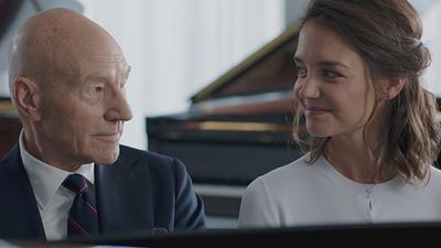 Imagem da notícia A Última Nota: Katie Holmes encoraja Patrick Stewart a se apresentar no palco (Exclusivo)