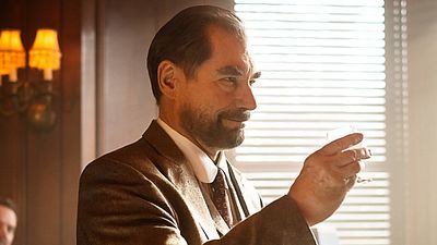 Imagem da notícia Doom Patrol: "Teremos mais profundidade emocional e maturidade", afirma Timothy Dalton sobre 2ª temporada (Entrevista)