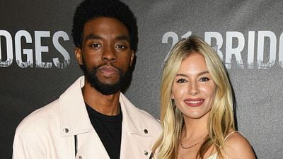 Imagem da notícia Chadwick Boseman doou parte do seu cachê para aumentar salário de Sienna Miller