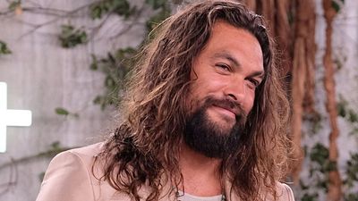Imagem da notícia Jason Momoa surpreende fã mirim do Aquaman com uma chamada de vídeo 