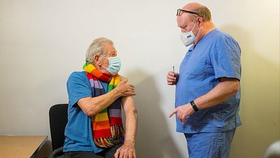 Imagem da notícia Ian McKellen é a primeira celebridade vacinada contra a COVID-19
