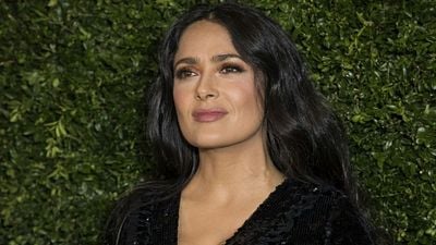 Imagem da notícia Salma Hayek, de Os Eternos, revela ter ficado traumatizada após gravar cena de sexo