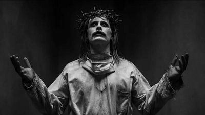 Imagem da notícia Liga da Justiça - Snyder Cut: Coringa veste coroa de Cristo em nova imagem polêmica