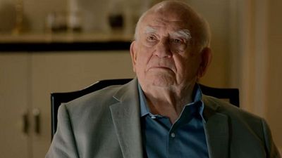 Imagem da notícia Ed Asner, ator de Cobra Kai, morre aos 91 anos e elenco da série presta homenagens; confira
