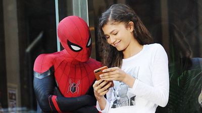 Homem-Aranha 3: Tom Holland divulga nova foto dos bastidores ao lado de Zendaya