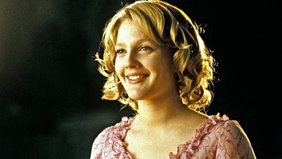 Imagem da notícia Filme de comédia clássico de Drew Barrymore já fez 22 anos: Reencontro do elenco teve revelação "quente"