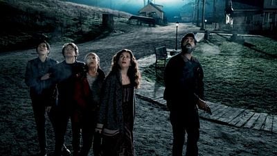 Imagem da notícia Missa da Meia-Noite: Entenda o final da minissérie de terror da Netflix