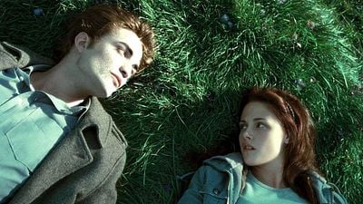 Imagem da notícia Crepúsculo: Os maiores momentos de vergonha alheia da franquia de Robert Pattinson