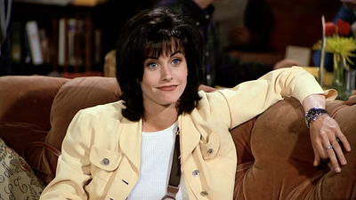 Friends: Courteney Cox serve café no Central Perk e surpreende fãs