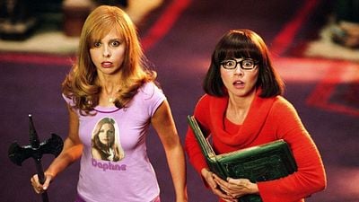 Imagem da notícia Scooby-Doo: Beijo gay entre Daphne e Velma foi cortado do live-action de 2002; entenda 