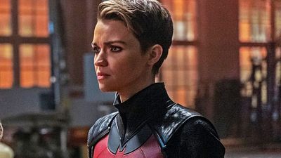 Imagem da notícia Atriz denuncia abusos e acidentes graves com dublês no set de série da DC: "Ameaças e chantagens não vão me calar"