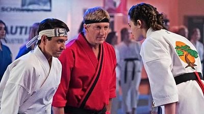 Imagem da notícia Cobra Kai: Quem são Ed Asner e Albert Omstead, homenageados na 4ª temporada da série da Netflix