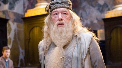 Imagem da notícia Harry Potter: Michael Gambon, Dumbledore “polêmico”, deixou de atuar e não compareceu ao especial da saga