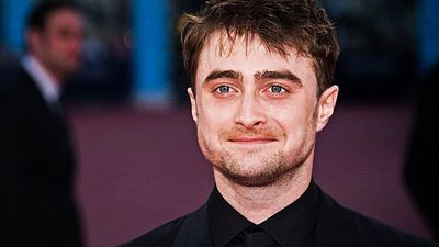 Imagem da notícia Daniel Radcliffe surge irreconhecível para novo filme: astro de Harry Potter interpretará Weird Al no cinema