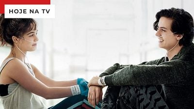 Imagem da notícia A Cinco Passos de Você na Tela Quente (26/09): Drama com astro de Riverdale tem bastidor comovente