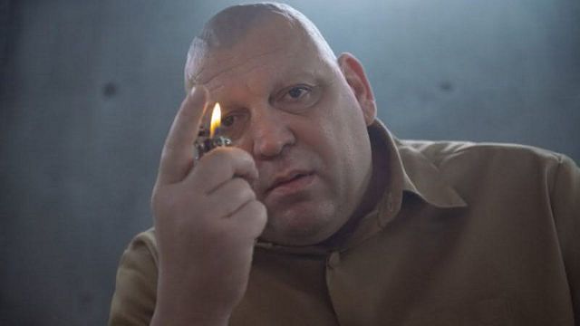 Imagem da notícia 150 quilos para o papel: Ator de O Poço 2 explica como mudança física extrema afetou sua vida pessoal: "Meus joelhos doíam"