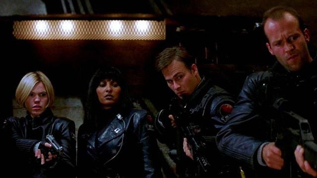 Imagem da notícia Um dos melhores filmes de John Carpenter é inspirado em um clássico faroeste de John Wayne: Uma mistura explosiva de terror e ficção científica