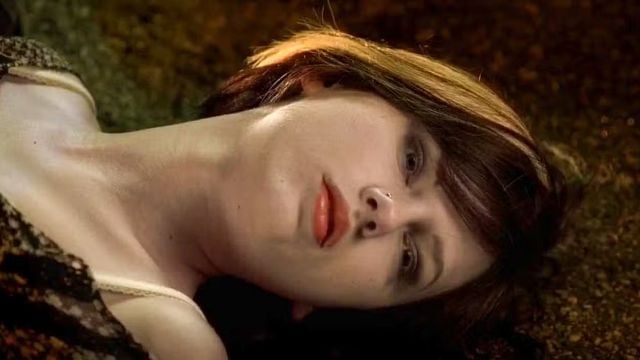 Imagem da notícia Há 17 anos, ela interpretou uma personagem morta em uma das séries de TV mais populares da época: Ninguém esperava que se tornaria a maior estrela do século XXI!