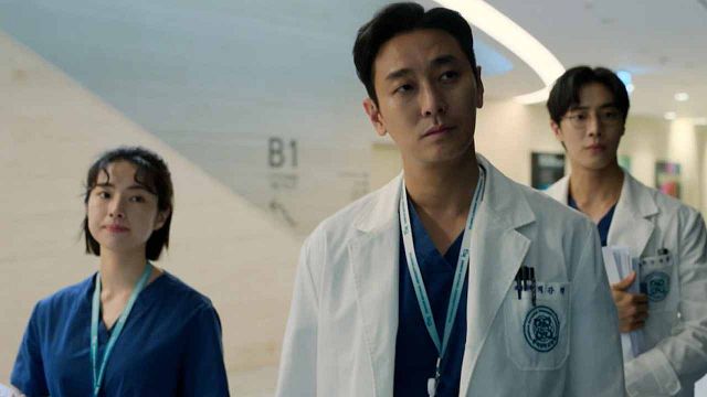 Imagem da notícia Astro de Heróis de Plantão passou por cirurgia antes de gravar ESTA cena do k-drama médico!