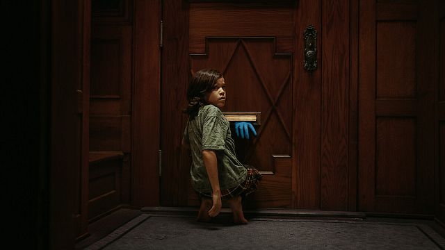 Imagem da notícia Baseado em suspense best-seller, O Homem que Sussurra alterou detalhes cruciais do livro para transformá-lo em sucesso absoluto da Netflix; conheça as mudanças