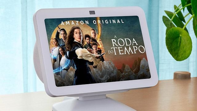 Imagem da notícia Sua nova "mini TV": Echo Show 8 com áudio espacial e tela HD está com R$ 400 de desconto