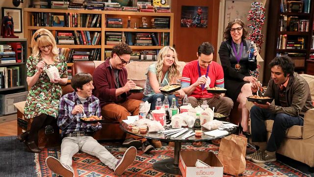 Imagem da notícia "Eu li no jornal, assim como todo mundo": Estrela de The Big Bang Theory deseja voltar em novo spin-off após reencontro do elenco