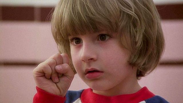 Imagem da notícia Danny Lloyd foi o garotinho de O Iluminado e já tem 52 anos: Ele repetiu o papel 39 anos depois e você não reconheceu