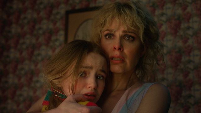 Imagem da notícia Por que trocaram a atriz que interpreta Holly Wheeler, irmã de Mike, em Stranger Things?