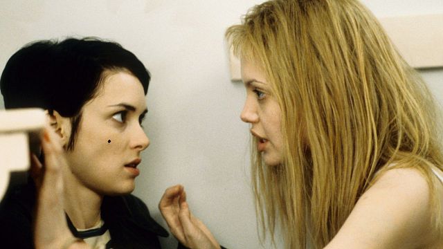 Imagem da notícia Angelina Jolie vs Winona Ryder? Elisabeth Moss revela que elenco de Garota, Interrompida "se dividiu em grupos" liderados pelas atrizes