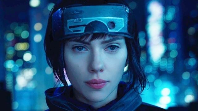 "Darth Vader também não deveria falar inglês": Diretor defende Scarlett Johansson de polêmica em ficção científica que fracassou no cinema