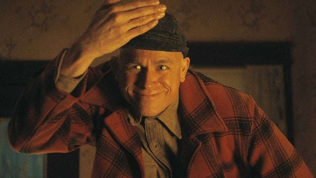 Imagem da notícia "Choramos no telefone por 20 minutos": Charlie Hunnam, astro de Monstro - A História de Ed Gein, chama cancelamento de mega-sucesso como "a pior experiência profissional da minha vida"