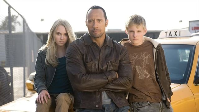 Sessão da Tarde hoje (18/10): A Montanha Enfeitiçada é um filme de ação e ficção científica com Dwayne Johnson, perseguições e crianças extraterrestres