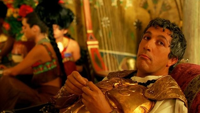 Imagem da notícia Pause Asterix e Obelix: Missão Cleópatra aos 41 minutos e 18 segundos e olhe à esquerda de Alain Chabat: Ninguém tinha notado esse pequeno detalhe