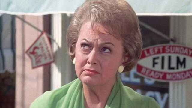 Imagem da notícia Ela viveu até os 104 anos, ganhou 2 Oscars e estrelou um dos maiores filmes de todos os tempos: Sua irmã também era uma famosa estrela de Hollywood!