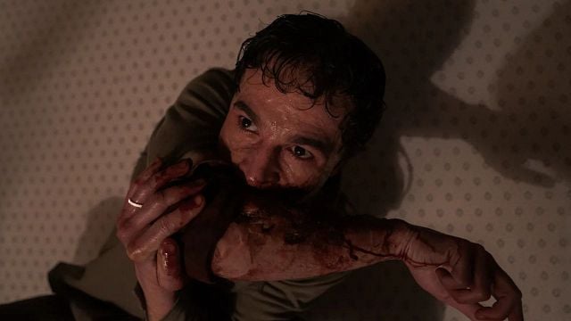 Imagem da notícia 7 horas de maquiagem e 650 próteses: Foi assim a transformação assustadora de Christopher Abbott em Lobisomem