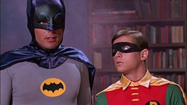 "Muito grande para a televisão": Intérprete de Robin afirma que precisou tomar medicamento para encolher o pênis durante série clássica do Batman