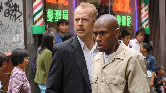 Imagem da notícia No streaming: Emocionante thriller de ação com Clint Eastwood, que foi relançado 29 anos depois com Bruce Willis