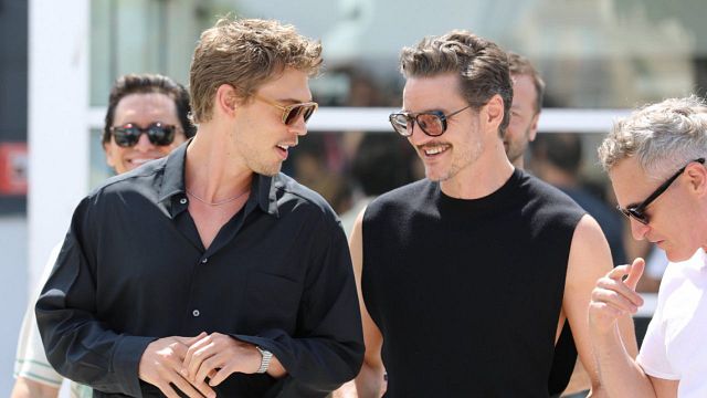 Imagem da notícia Pedro Pascal e Austin Butler vivem intenso bromance durante entrevista para novo filme de faroeste: "Eu não fiz nada!"