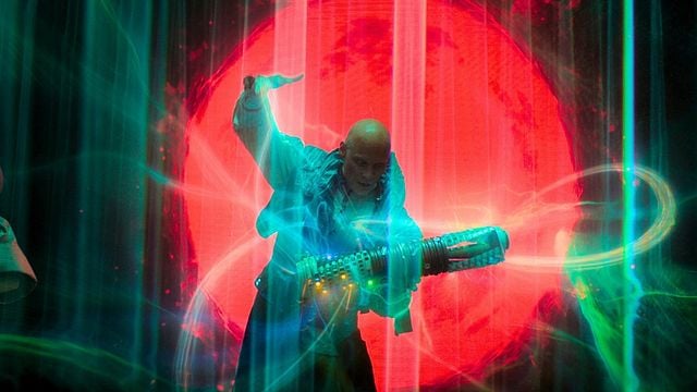 Imagem da notícia Aguardada há dois anos, série de ficção científica estrelada por ator de Game of Thrones revela primeiras imagens da 3ª temporada