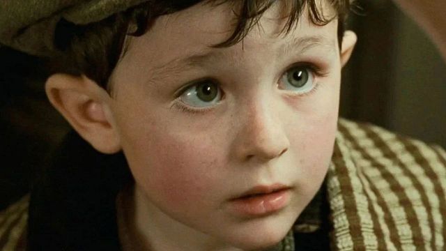 Imagem da notícia Assim está o menininho de Titanic quase 30 anos depois: Ele ganha dinheiro com o filme até hoje