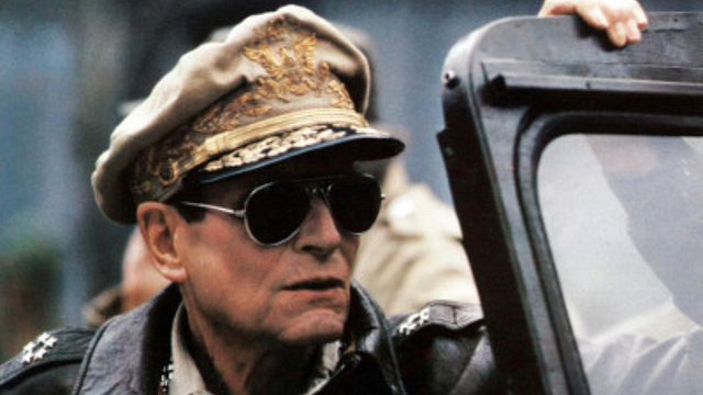 Imagem da notícia "Estou exausto e sinto que o fim está próximo": Há 43 anos, essa lenda da atuação participou de um filme de guerra esquecido apenas por dinheiro