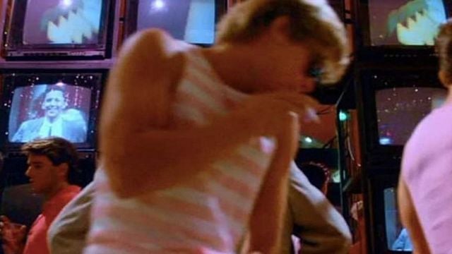 Imagem da notícia Há 38 anos atrás, ele foi figurante nesse filme vergonhoso e hoje é uma das maiores estrelas de Hollywood: Você o reconhece?