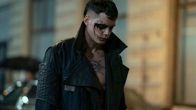 Imagem da notícia Diretor do reboot de O Corvo rebate críticas e diz que seu filme se aproxima do original: "Foi feito com o mesmo espírito"