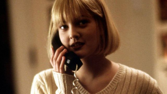 Imagem da notícia Pânico: Primeira vítima do Ghostface, Drew Barrymore aposta em fato da vida real para possível retorno à franquia
