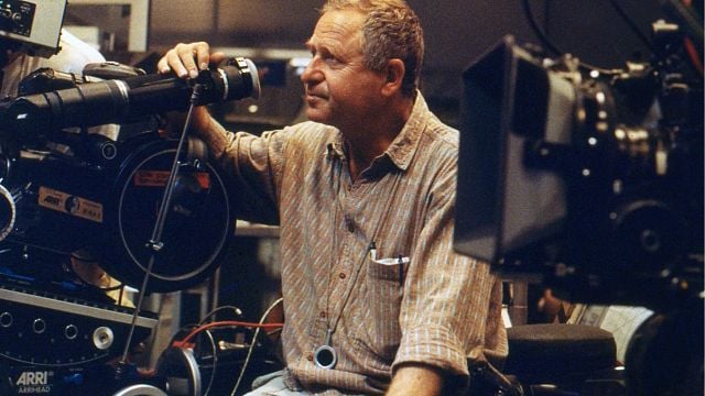 Imagem da notícia "Eu não teria conseguido fazer O Exterminador do Futuro sem ele": James Cameron presta homenagem ao lendário colega de produção, que faleceu aos 88 anos