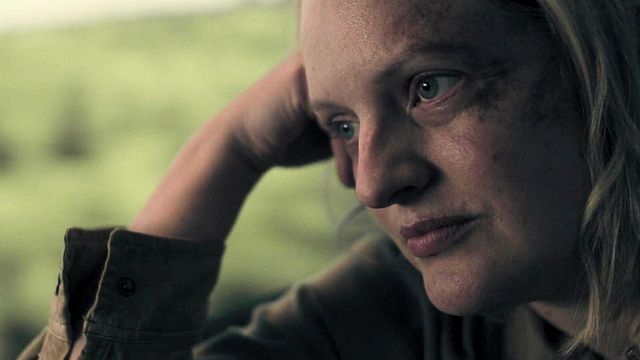 Imagem da notícia Elisabeth Moss relembra momento mais desafiador da temporada final de The Handmaid’s Tale: "Passamos três dias em um trem tentando descobrir como fazer isso"